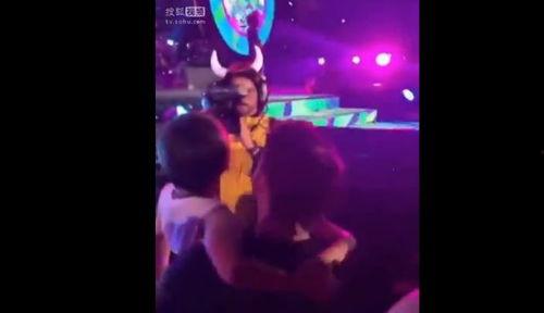 孩子抱起成人的表演视频,孩子抱起成人的温馨瞬间